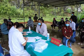 Người dân biên giới xã Huổi Luông, huyện Phong Thổ được tiêm vaccine phòng COVID-19. (Ảnh: Nguyễn Oanh/TTXVN)