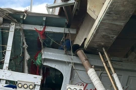 Vị trí tàu cá mắc kẹt dưới gầm cầu Cỏ May. (Ảnh: TTXVN phát)