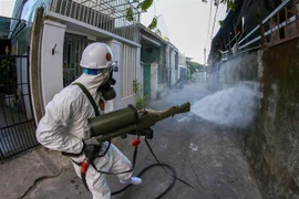 Phun thuốc khử khuẩn các khu vực có nguy cơ cao lây nhiễm COVID-19. Ảnh minh họa. (Ảnh: Trần Lê Lâm/TTXVN)