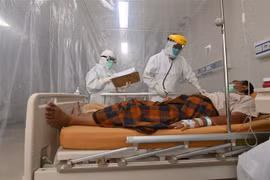 Bệnh nhân COVID-19 được điều trị tại một bệnh viện ở Bogor, Indonesia. (Ảnh: AFP/TTXVN)