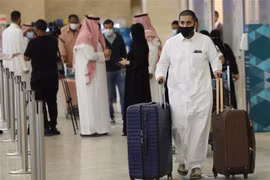 Hành khách tại sân bay quốc tế King Khaled ở Riyadh, Saudi Arabia. (Ảnh: AFP/TTXVN)