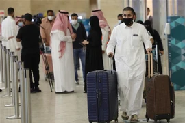 Hành khách tại sân bay quốc tế King Khaled ở Riyadh, Saudi Arabia. (Ảnh: AFP/TTXVN)