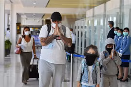 Du khách quốc tế tới sân bay quốc tế Phuket, Thái Lan. (Ảnh: AFP/TTXVN)
