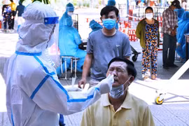 Xét nghiệm SARS-CoV-2 cho người dân tại Đà Nẵng. (Ảnh: Trần Lê Lâm/TTXVN)