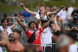 Cổ động viên Anh cổ vũ đội nhà trong trận gặp Đức ở vòng 16 đội, Vòng chung kết EURO 2020. (Ảnh: AFP/TTXVN)