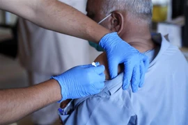 Tiêm vaccine ngừa COVID-19 cho người dân tại Islamabad, Pakistan. (Ảnh: THX/TTXVN)