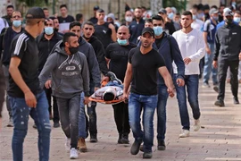 Người biểu tình Palestine bị thương trong cuộc xung đột với cảnh sát Israel tại khu đền thờ Al-Aqsa ở Jerusalem ngày 10/5. (Ảnh: AFP/TTXVN)