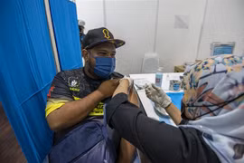 Tiêm vaccine ngừa COVID-19 tại Kuala Lumpur, Malaysia. (Ảnh: THX/TTXVN)