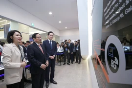 Thủ tướng Phạm Minh Chính nghe giới thiệu về Trung tâm Nghiên cứu và Phát triển (R&D) của Samsung. (Ảnh: Dương Giang/TTXVN)