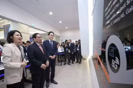 Thủ tướng Phạm Minh Chính nghe giới thiệu về Trung tâm Nghiên cứu và Phát triển (R&D) của Samsung. (Ảnh: Dương Giang/TTXVN)