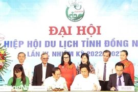 Chương trình ký kết giữa Hiệp Hội du lịch tỉnh với các doanh nghiệp du lịch về thông điệp tuyên truyền nâng cao nhận thức bảo vệ môi trường. (Ảnh: Nguyễn Văn Việt/TTXVN)