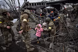 Người dân sơ tán khỏi thành phố Irpin, tây bắc thủ đô Kiev, Ukraine. (Ảnh: AFP/TTXVN)