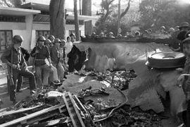 Xác máy bay B52 của giặc Mỹ bị quân dân Thủ đô bắn rơi hồi 23h ngày 27/12/1972 tại thành phố Hoàng Hoa Thám. (Ảnh: Minh Trường/TTXVN)