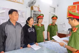Cơ quan Cảnh sát điều tra Công an tỉnh thi hành lệnh bắt bị can để tạm giam đối với 2 đối tượng Hoàng, Nguyên. (Nguồn: Báo Quảng Nam)