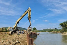Công trình kè sông vẫn ngổn ngang sau gần 2 năm nhà thầu được tạm ứng vốn. (Ảnh: Hưng Thịnh/TTXVN)