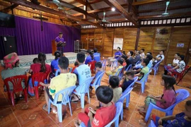 Các tín đồ chức sắc Tin Lành, bà con dân tộc Mông tập trung ở Pờ Ngài, một trong 7 điểm sinh hoạt tôn giáo ở xã Huổi Luông để cùng hát Thánh ca, nghe đọc kinh Thánh và cầu nguyện. (Ảnh: Nhật Anh/TTXVN)