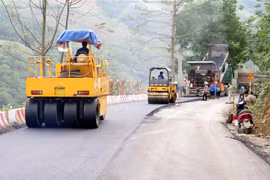 Thi công cải tạo, nâng cấp Tỉnh lộ 156. (Ảnh: Hồng Ninh/TTXVN)