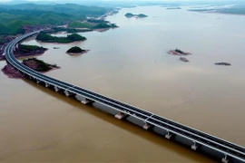Cầu Vân Tiên dài hơn 1,5km, vốn đầu tư gần 800 tỷ đồng, nối hai huyện Vân Đồn và Tiên Yên. (Ảnh: Huy Hùng/TTXVN)