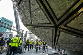 Quả cầu ánh sáng được gắn gần 200 tấm pha lê theo mẫu mới mang tên Gift of love.(Nguồn: Reuters)