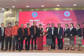 Hội Chữ thập Đỏ tỉnh Salavan tặng quà lưu niệm cho Hội Chữ thập Đỏ tỉnh Thừa Thiên-Huế. (Ảnh: Mai Trang/TTXVN)