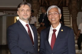 Phó Chủ tịch Ủy ban Nhân dân Thành phố Hồ Chí Minh Võ Văn Hoan tiếp ông Stanislav Valerievich Kazarin, Phó Thị trưởng thành phố Saint Petersburg, Liên Bang Nga. (Ảnh: Thanh Vũ/TTXVN)