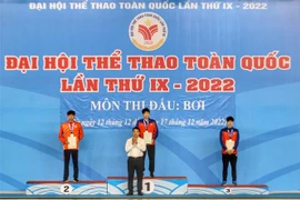 Trao giải nội dung Bơi hỗn hợp 400m nam với Huy chương Vàng thuộc về Nguyễn Quang Thuấn (Quân đội); Huy chương Bạc thuộc về Cao Văn Dũng (Hà Nội); Huy chương Đồng thuộc về Trần Hưng Nguyên (Quân đội). (Ảnh: Tuấn Đức/TTXVN)