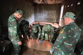 Vận chuyển vũ khí lưu giữ tạm tại Trường bắn Tam Phước (Bà Rịa-Vũng Tàu) đưa đi tiêu hủy. (Ảnh: TTXVN phát)