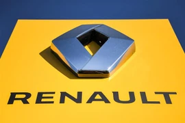 Biểu tượng hãng sản xuất ôtô Renault tại Savenay, Pháp. (Ảnh: AFP/TTXVN)