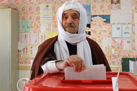 Cử tri Tunisia bỏ phiếu bầu cử Quốc hội ở Kasserine. (Ảnh: AFP/TTXVN)
