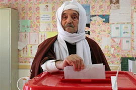 Cử tri Tunisia bỏ phiếu bầu cử Quốc hội ở Kasserine. (Ảnh: AFP/TTXVN)
