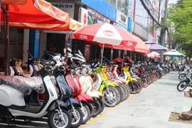 Cửa hàng bán xe trên đường Nguyễn Huệ, thành phố Cao Lãnh. (Ảnh: Nguyễn Văn Trí/TTXVN)