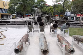 Xác máy bay B-52 được trưng bày tại bảo tàng. (Ảnh: Hoàng Hiếu/TTXVN)
