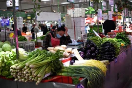 Cảnh vắng vẻ tại một chợ ở Bắc Kinh, Trung Quốc. (Ảnh: AFP/TTXVN)