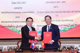 Chủ tịch UBND Thành phố Hồ Chí Minh Phan Văn Mãi và ông Vilayvong Boutdakham, Bí thư - Tỉnh trưởng tỉnh Champasak ký ản ghi nhớ hợp tác giữa Thành phố Hồ Chí Minh và tỉnh Champasak (Lào). (Ảnh: Xuân Khu/TTXVN)