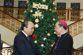 Chủ tịch nước Nguyễn Xuân Phúc chúc mừng Tổng Giám mục Tổng giáo phận Hà Nội, Phó Chủ tịch Hội đồng Giám mục Việt Nam Joseph Vũ Văn Thiên. (Ảnh: Thống Nhất/TTXVN)