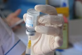 Triển khai tiêm vaccine cho người dân. (Ảnh: Dư Toán/TTXVN)