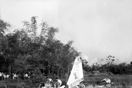 Xác máy bay phản lực Mỹ bị các lực lượng vũ trang Thủ đô bắn rơi. (Ảnh: Văn Bảo/TTXVN)