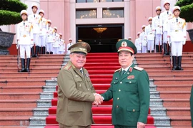 Đại tướng Lương Cường và Trung tướng Vicstor Rojo Ramos tại lễ đón. (Ảnh: Trọng Đức/TTXVN)