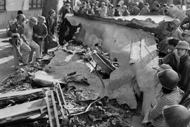 Xác máy bay ném bom B-52 bị tên lửa của Tiểu đoàn 72, Trung đoàn Tên lửa 285, Sư đoàn phòng không 363 bắn rơi tại chỗ, rơi xuống phố Hoàng Hoa Thám (Hà Nội) đêm 27/12/1972. (Ảnh: Minh Trường/TTXVN)