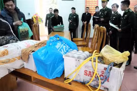 Sáu người dân đến Đồn Biên phòng Nhật Lệ trình báo và giao nộp các loại pháo hoa, vật liệu nổ và thiết bị kích điện đánh bắt thủy sản. (Ảnh: TTXVN phát)