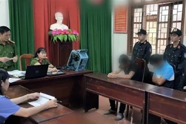Cơ quan Công an làm việc với các đối tượng liên quan. (Ảnh: TTXVN phát)
