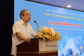Ông Nguyễn Ngọc Hòa, Chủ tịch Hiệp hội Doanh nghiệp Thành phố Hồ Chí Minh phát biểu tại toạ đàm. (Ảnh: Xuân Anh/TTXVN)