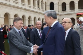 Bộ trưởng Quân đội Pháp Sébastien Lecornu giới thiệu với Tổng Bí thư, Chủ tịch nước Tô Lâm quan chức phía Pháp. (Ảnh: Trí Dũng/TTXVN)