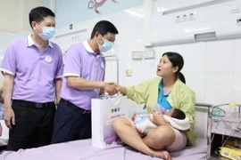 Phó Chủ tịch Ủy ban Nhân dân tỉnh Bắc Ninh Ngô Tân Phượng tặng quà cho cho gia đình các bé sinh non và sơ sinh đang được chăm sóc và nuôi dưỡng tại Bệnh viện Sản-Nhi. (Ảnh: Thái Hùng/TTXVN)