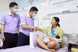 Phó Chủ tịch Ủy ban Nhân dân tỉnh Bắc Ninh Ngô Tân Phượng tặng quà cho cho gia đình các bé sinh non và sơ sinh đang được chăm sóc và nuôi dưỡng tại Bệnh viện Sản-Nhi. (Ảnh: Thái Hùng/TTXVN)