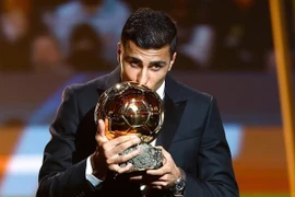 Rodri hôn lên Quả bóng Vàng trong gala tại nhà hát Chatelet, thành phố Paris, Pháp tối 28/10. (Ảnh: Reuters)