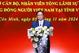 Thủ tướng Phạm Minh Chính phát biểu tại buổi gặp cán bộ, nhân viên Tổng lãnh sự quán và cộng đồng người Việt Nam tại tỉnh Vân Nam. (Ảnh: Dương Giang/TTXVN)