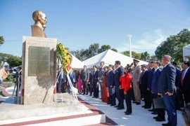 Thủ tướng Phạm Minh Chính và Phu nhân cùng các đại biểu đặt vòng hoa tại Tượng đài Chủ tịch Hồ Chí Minh tại thủ đô Santo Domingo. (Ảnh: Dương Giang/TTXVN)