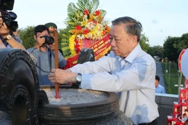 Tổng Bí thư, Chủ tịch nước Tô Lâm dâng hương tại Khu Di tích Đặc biệt Thành cổ Quảng Trị. (Ảnh: Lâm Khánh/TTXVN)