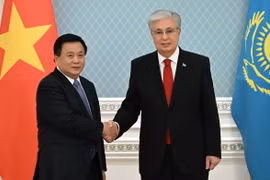 Ông Nguyễn Xuân Thắng chào Tổng thống Kazakhstan Kassym-Jomart Tokayev. (Ảnh: Tâm Hằng/TTXVN)